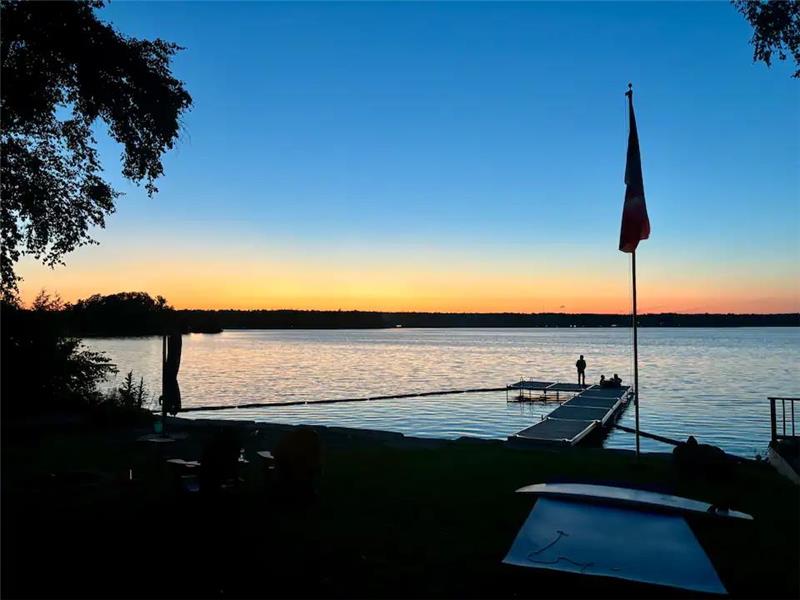 Lakeside Family and Pet Friendly 3BR Cottage, Paddleboards, Canoe, FirePit
