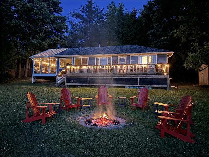 Lakeside Family and Pet Friendly 3BR Cottage, Paddleboards, Canoe, FirePit