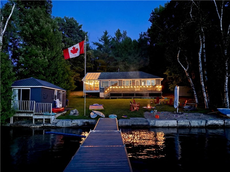 Lakeside Family and Pet Friendly 3BR Cottage, Paddleboards, Canoe, FirePit