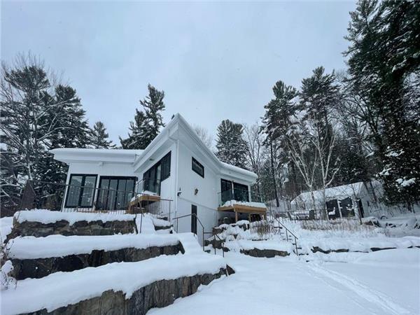 THE HENNY Muskoka | Panoramic views, Sunsets, Water Toys + Private Beach