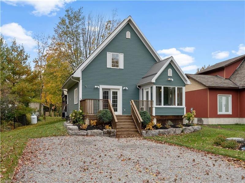 Spacious 3 bedroom cottage, sleeps 10, 4 min walk to beach *with Sauna*