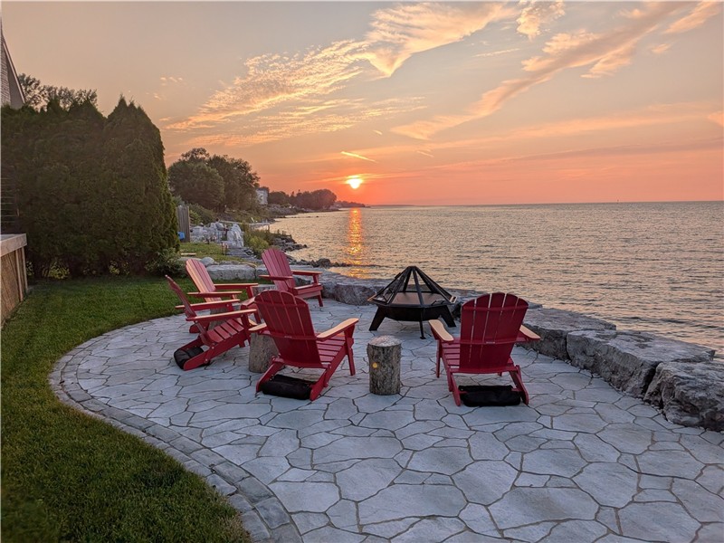Waterfront Cottage with hot tub minutes from Blue Mountain!