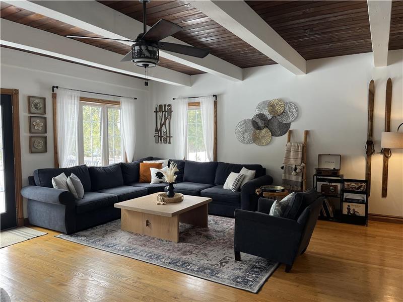 The Riverfront Hideaway * Hot Tub * Games Room * Arcades * Firepit * BBQ * Hiking