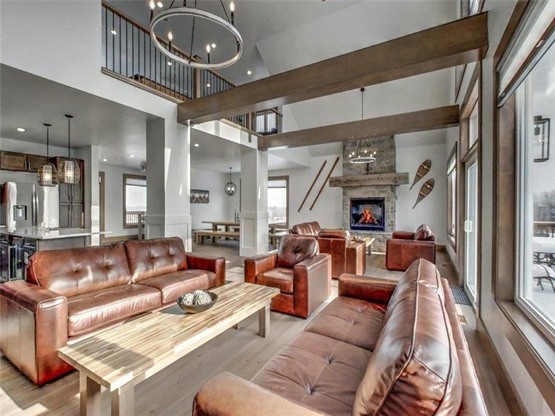 7 bdrm Luxury Cottage@Blue Mountain, Hot Tub, BBQ, 7.5 bath, 4 levels, Near Ski Hills