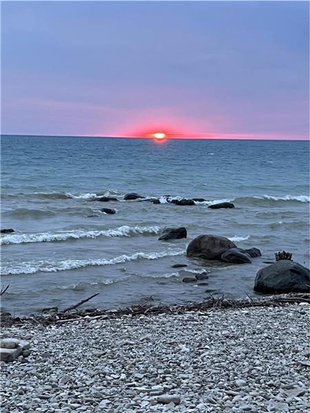 Private Lakefront Cottage with stunning view of Lake Huron, Located near Kincardine