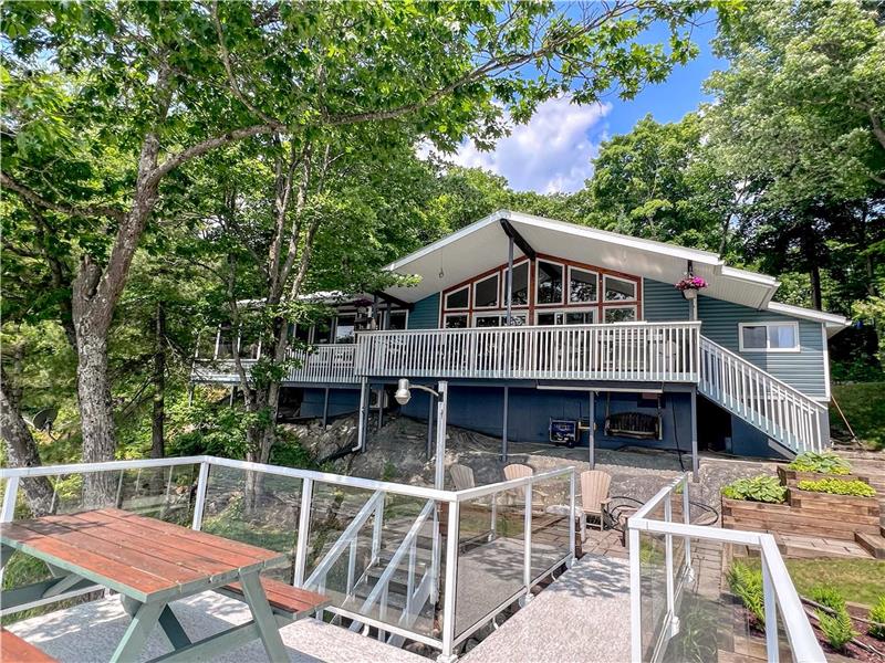 Spacious Three Bird Cottage On Beautiful Kapikog Lake. Kids Playground, Outdoor Shower, Sundeck.