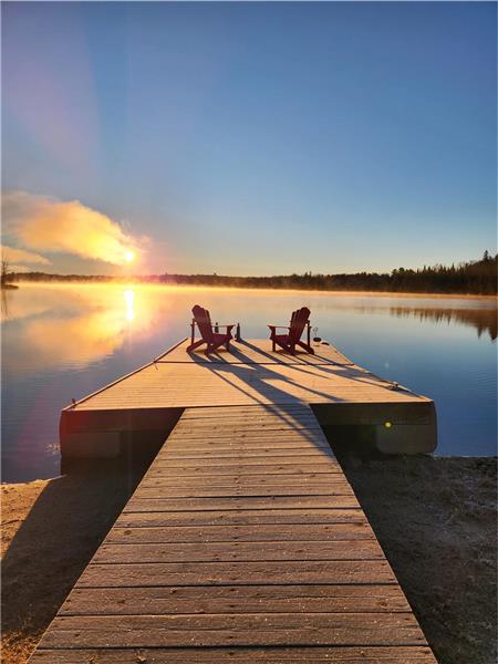 Sunny Shores cottage, sandy beach front, sunken hot tub, on site putting green