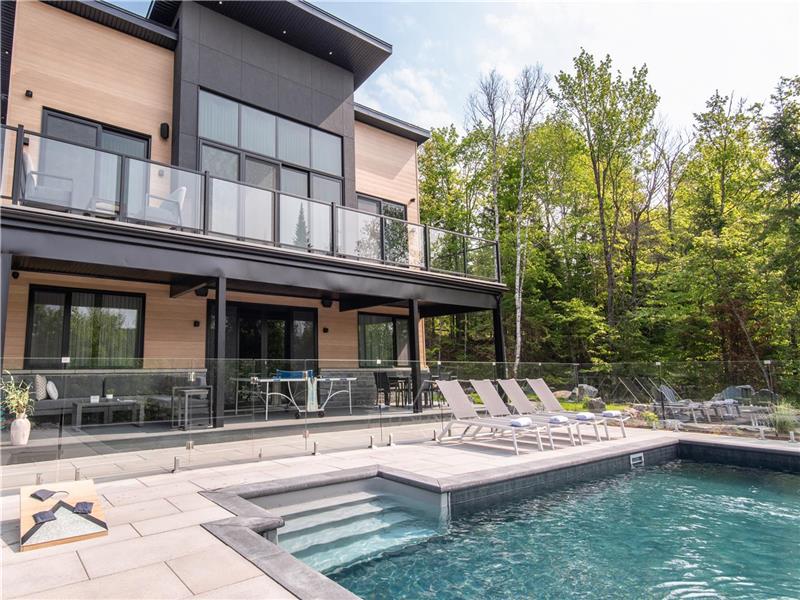 NEW! Chalet Aurora | 5 Bedrooms | Hot tub | Outdoor Pool