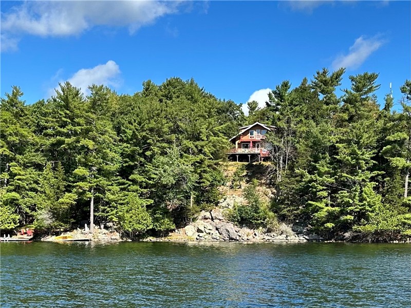 Perfect Family Home with Dock on Clear Lake