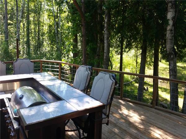 4 bedroom, 2 bath cottage with a hot tub