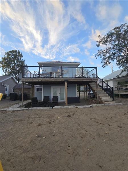 The 4 Season Blue Beachhouse