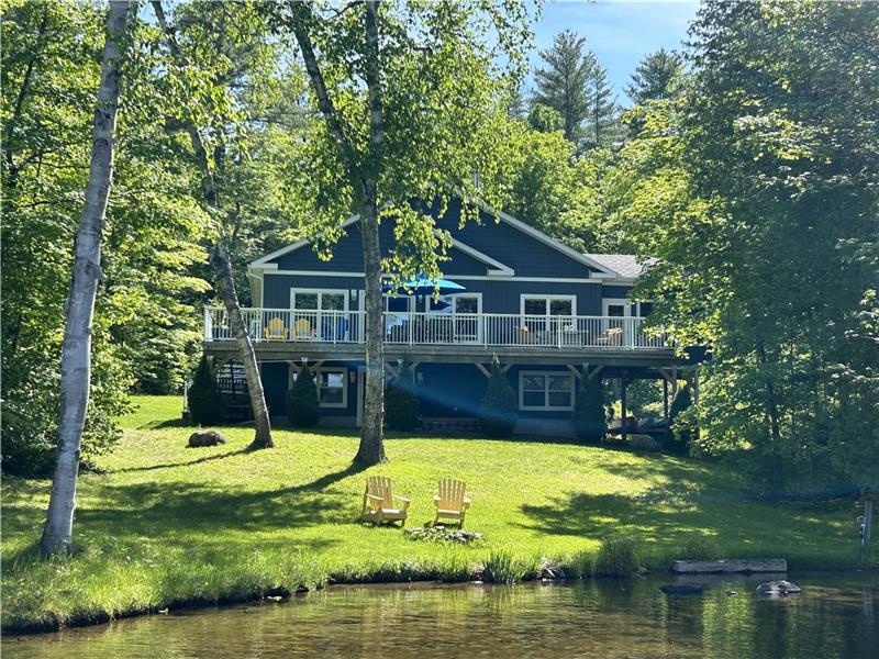 Kashwakamak Lake. Beautiful and spacious, newer family cottage. Summer 26 dates open.