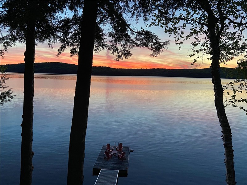 “Janet's Place” Muskoka Waterfront (walkin and dock) Cottage – just North of Huntsville on Doe Lake