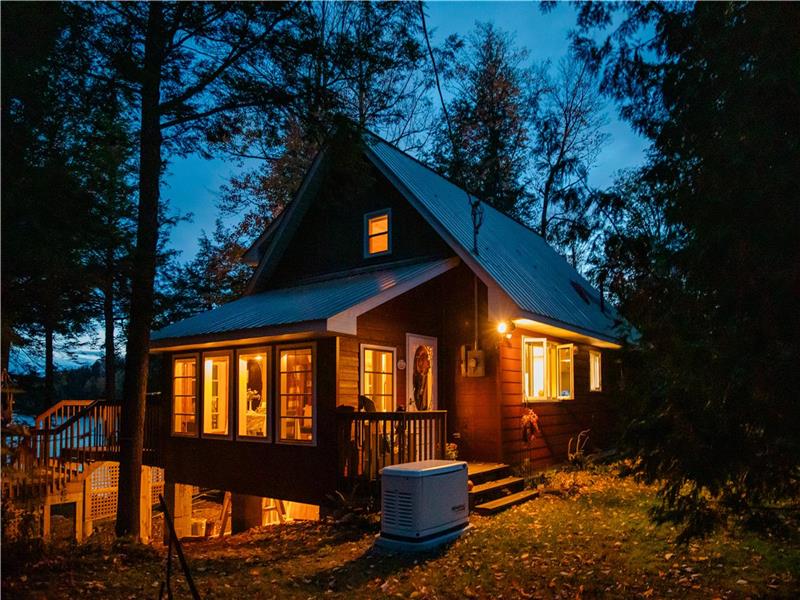 Cozy lakefront cottage getaway at Mulberry Cove