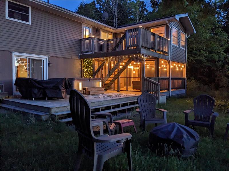 Lakeside Escape: Hot tub, Kayaks & Game Nights!