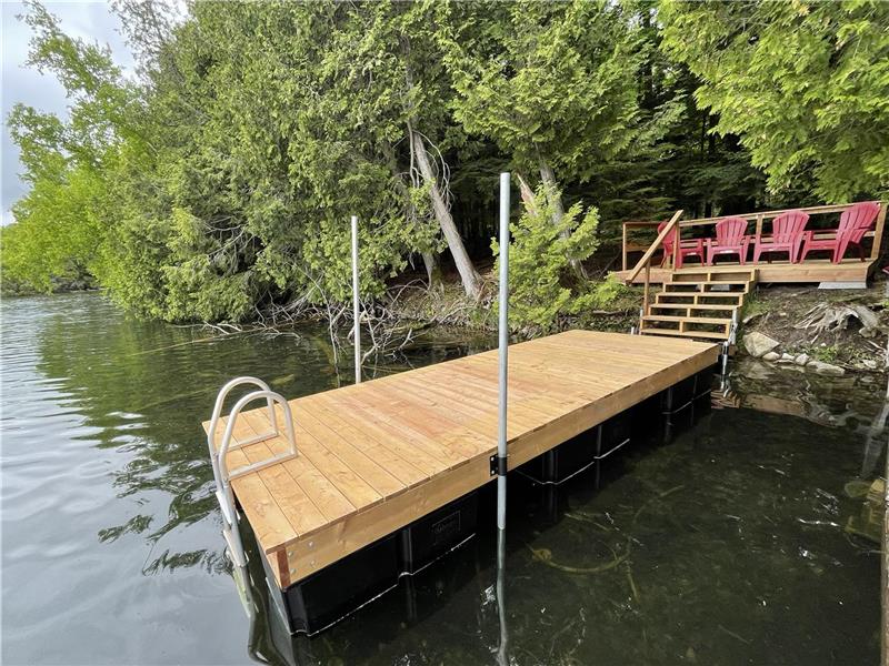 Stonehaven Chalet: lakeside four-season cottage on quiet lake