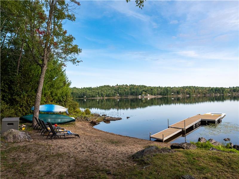 Aromatherapy Sauna + A Foodie's Kitchen + Comfy King Beds + Glowing Fireplace and Log Cabin Vibes