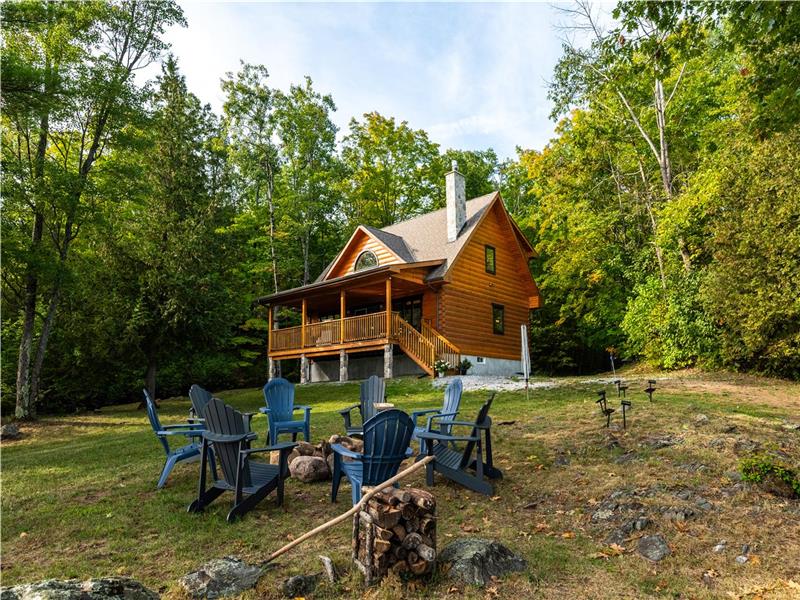 Aromatherapy Sauna + A Foodie's Kitchen + Comfy King Beds + Glowing Fireplace and Log Cabin Vibes