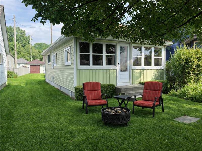 Cozy 3-Bedroom Cottage (facing) Turkey Point Beach, Ontario, Canada