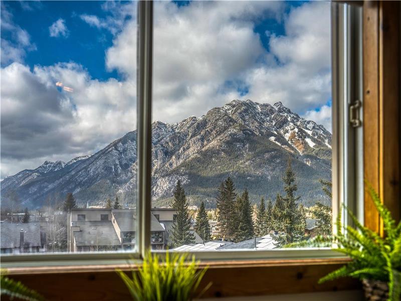 Mountain View Retreat in the heart of Banff - Massive House Sleeps 23