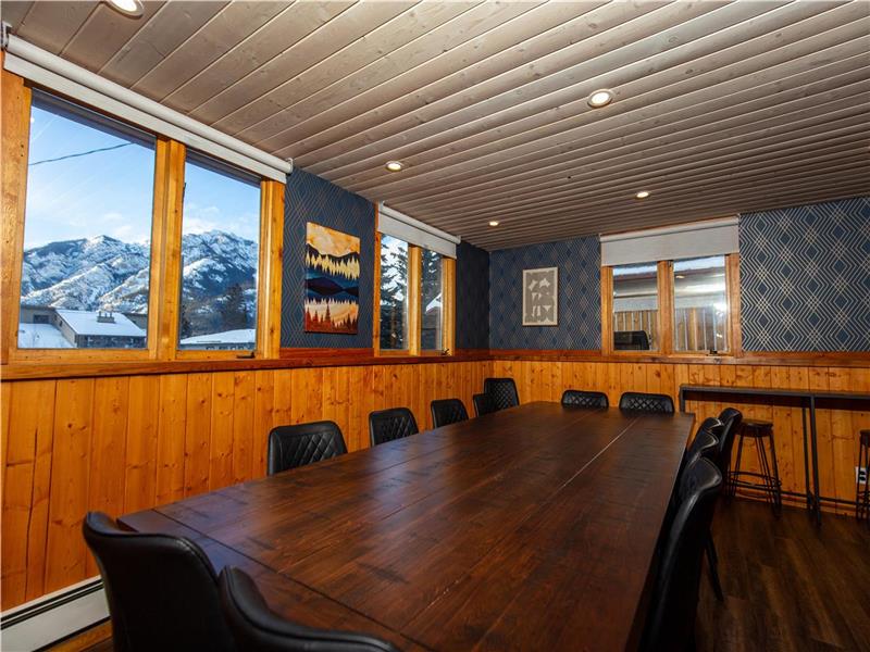 Mountain View Retreat in the heart of Banff - Massive House Sleeps 23