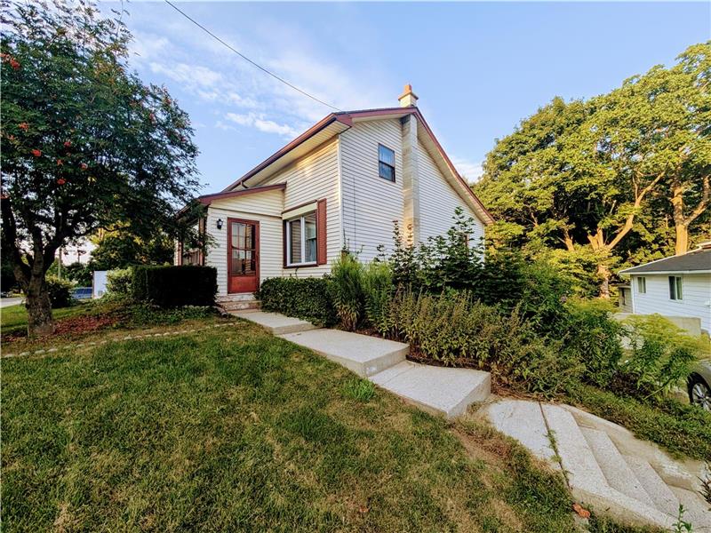 Hillside Escape - Cozy Cottage by the Ravine | Fireplace, Deck, BBQ and more!