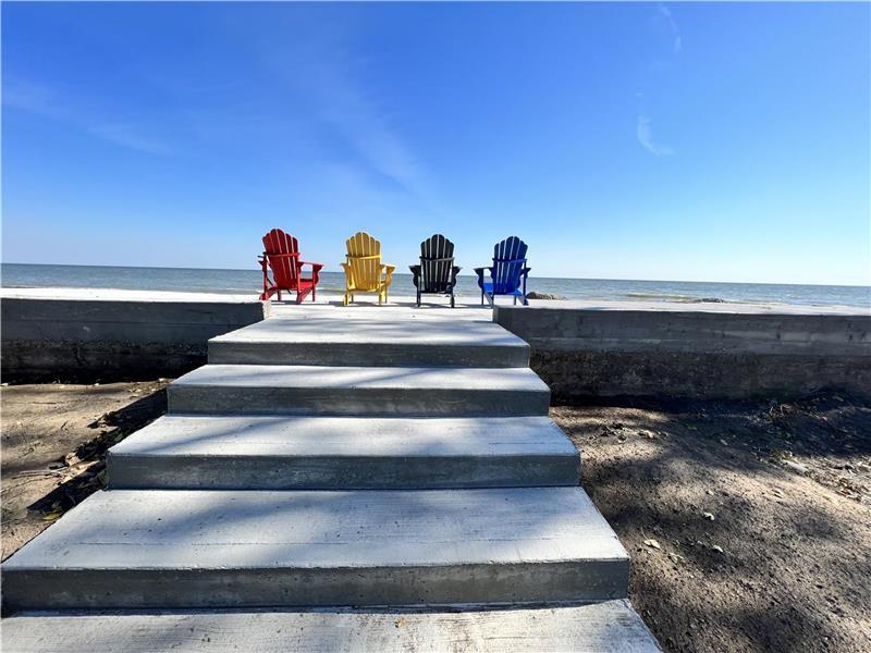 Unwind, Rejuvenate & Enjoy Sunrises & Sunsets at the Lake!