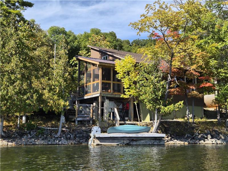 WatersEdge at Devil Lake - Couples Retreat with access to Frontenac Park - includes 4 kayaks, canoe