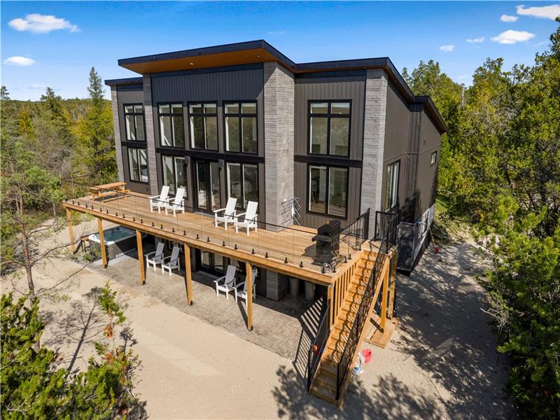 Largest Luxury Private Beachfront Cottage With Hot Tub in Tobermory!