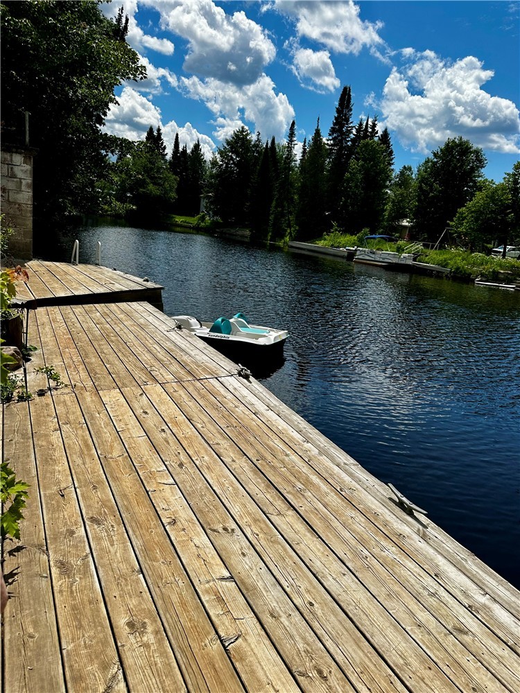 All Season Waterfront Cottage in Kawartha Lakes