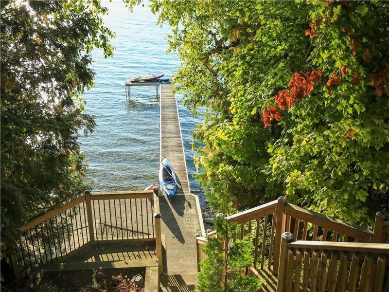 PATH TO THE LAKE //1HR FROM GTA; WATER FRONT; STUNNING VIEW; HOT TUB; FIRE PIT; SWIM;SUPER HOST EXP!