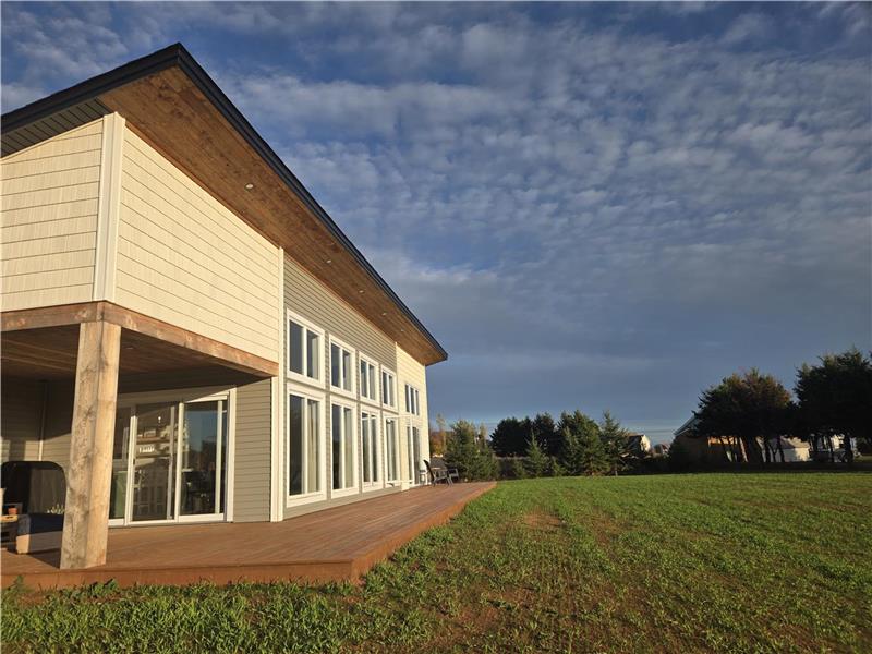 ***Élégant Chalet NEUF avec vue sur l'océan | 3 chambres + lit king -- à 10 min du pont***