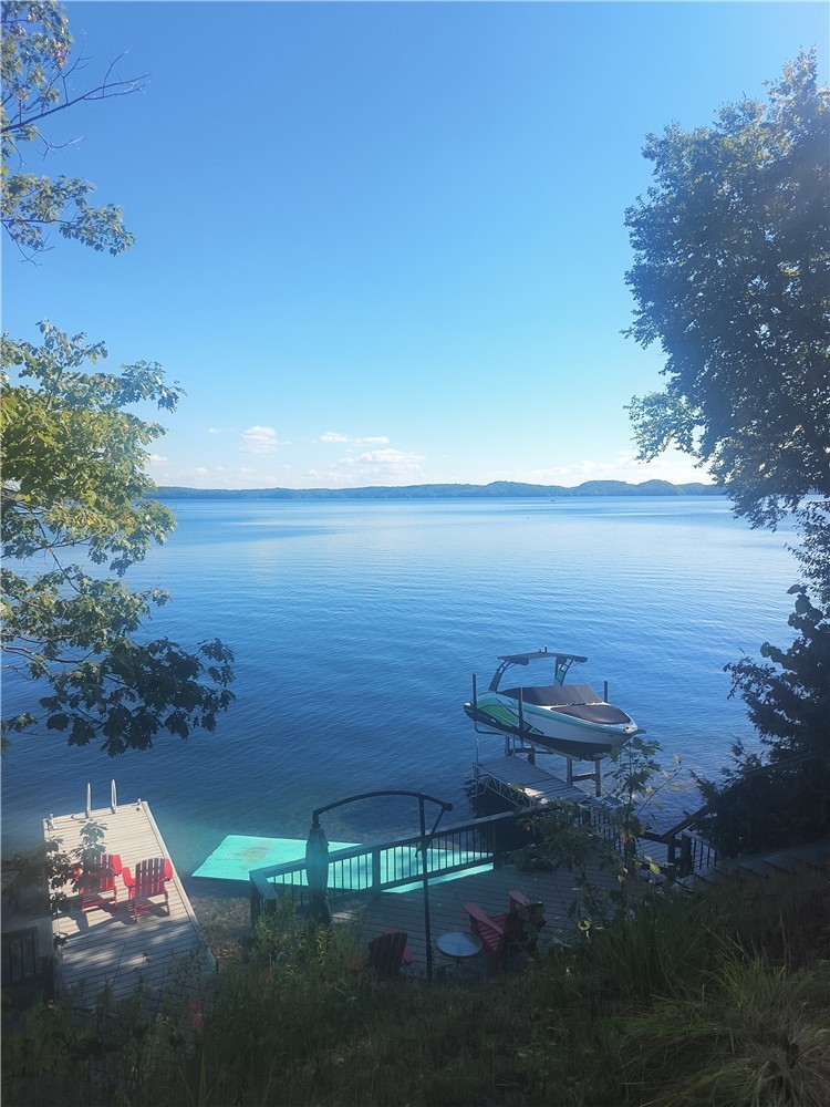 Chic Waterfront Muskoka Cottage