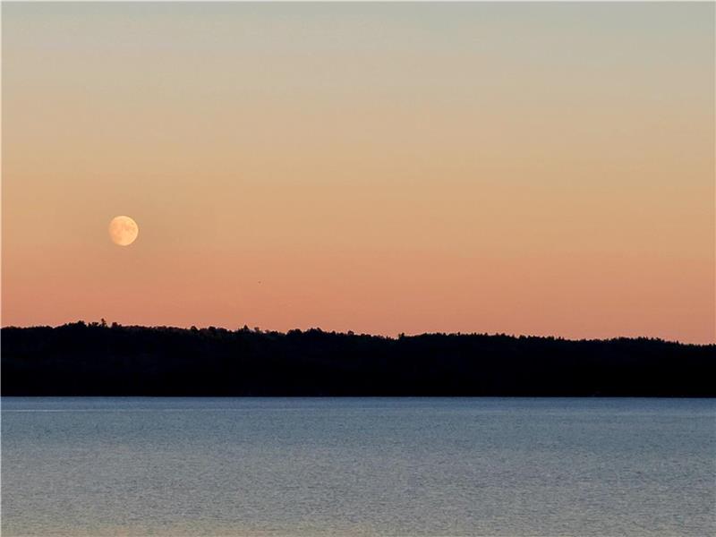 Calabogie Lakehouse beachfront cottage - Book your Summer Getaway