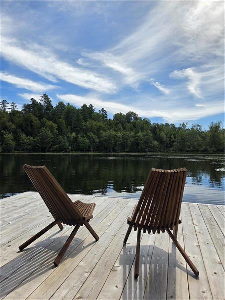 The Pine — Waterfront Log Cottage on McGregor Lake (30 min from Ottawa)