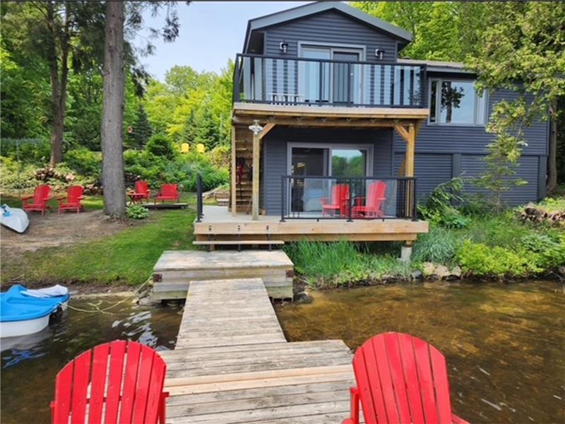 Jellybean Cottage – Quiet Bay Retreat with 3 Bedrooms, Bunkie & Two Living Rooms - Lake Manitouwaba