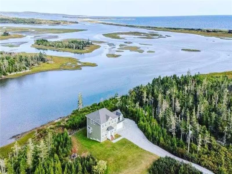 Rising Tides -Oceanfront-Hot tub- Kayaks- Sauna-Surf