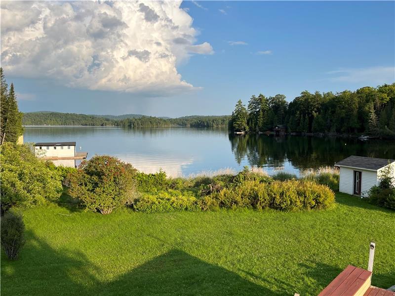 Cottage Évasion Panoramique,sleeps 14,Spa,Pool table,water front,outaouais gracefield
