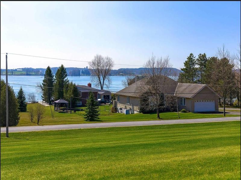 BizLodge Napanee Hillside Bayview – Lakeview Retreat with Games Lounge