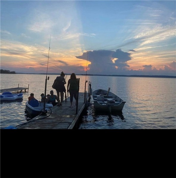 May bookings 20% off! Beautiful 3 Bedroom water front Cottage on Rice Lake