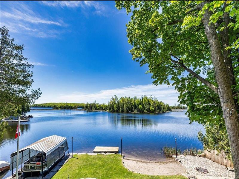 Buckhorn Waterfront Cottage Retreat | 3 Themed Bedrooms | Licensed for 4 Guests | Bonus Bunkie