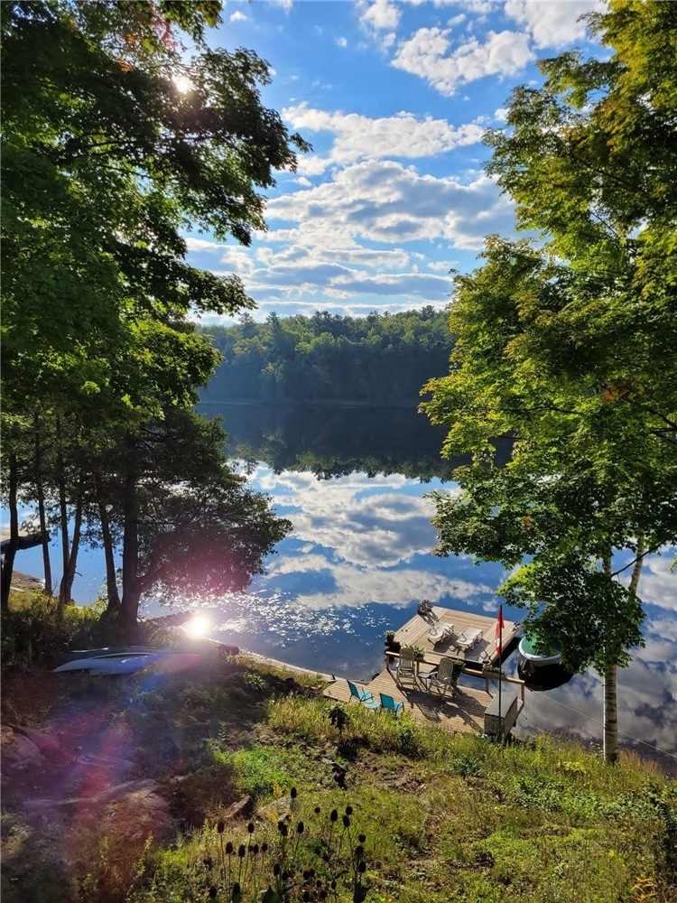 Bull Lake Cottage - Comfort & Relaxation - BBQ, Canoeing, Fishing, Sun Tanning (Kaladar/Arden Area)