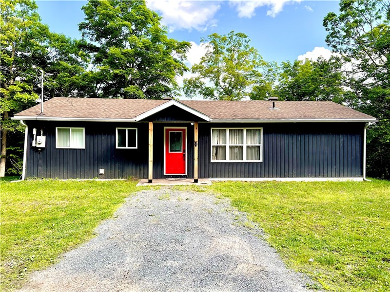 The Pealing Stag - Lakeside Cottage Retreat in South Frontenac