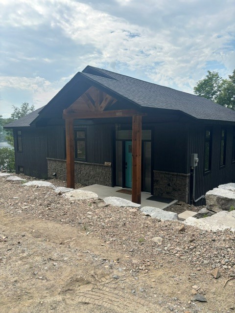 Haliburton Highlands East - waterfront new build, sleeps 10, small dogs welcome!