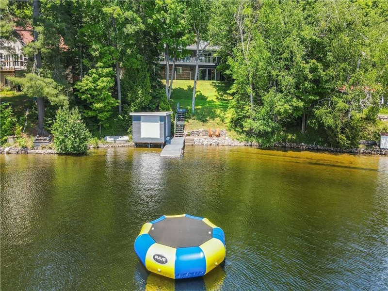 Spacieux chalet au bord de l'eau avec vue sur le lac Long