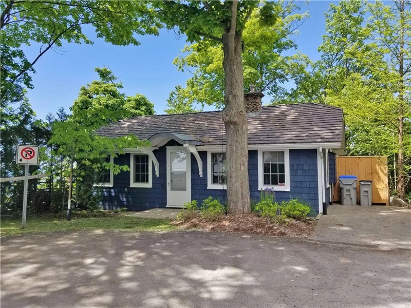 The Blue Cottage Bayfield- Lake & Sunset Views - 3 Bedroom