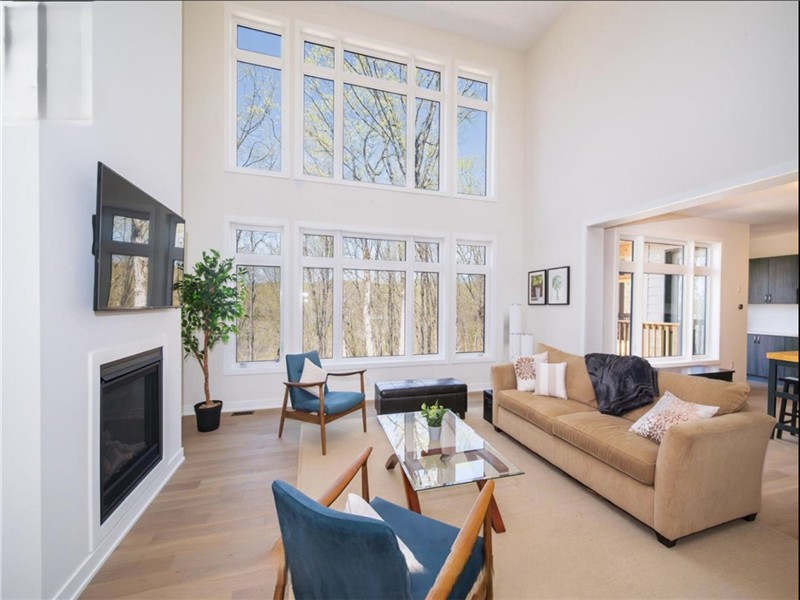 Whispering Oaks Cottage| Near Huntsville, Deerhurst & Beaches