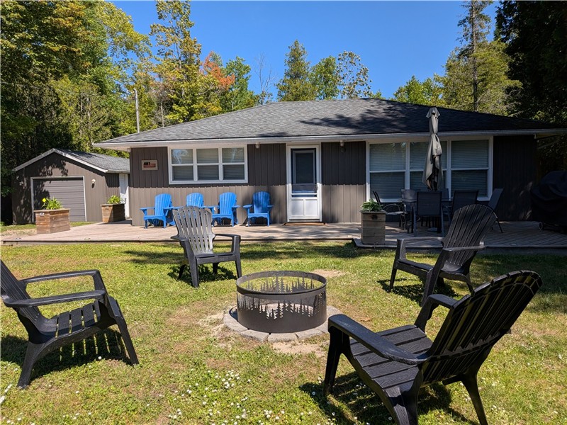Cedars and Sand Cottage - 3 minute walk to the beach!