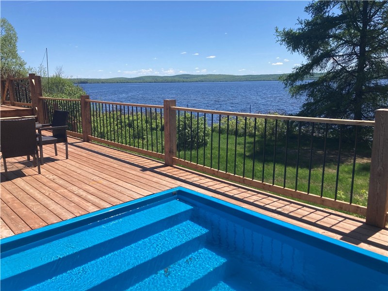 Cottage directly on the edge of Grand Lac Nominingue, SPA, large intimate area of 6 acres