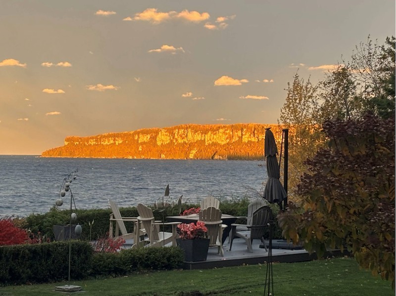 Emerald Waters Waterfront Rental in Lion's Head, 20 min. to Grotto